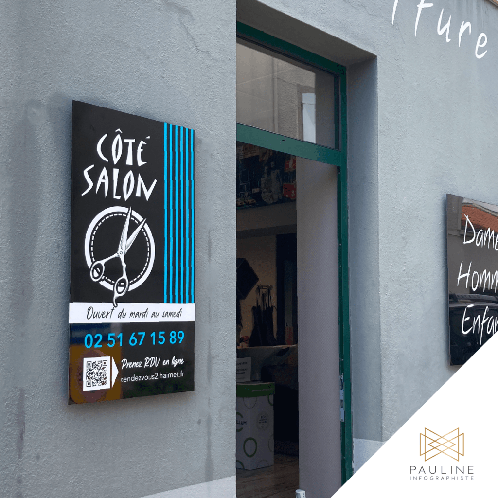 Visuel d'un panneau pour un salon de coiffure nommé 'Côté Salon', affichant un logo de ciseaux et de peigne, avec des informations sur les horaires d'ouverture et un numéro de téléphone pour prendre rendez-vous.