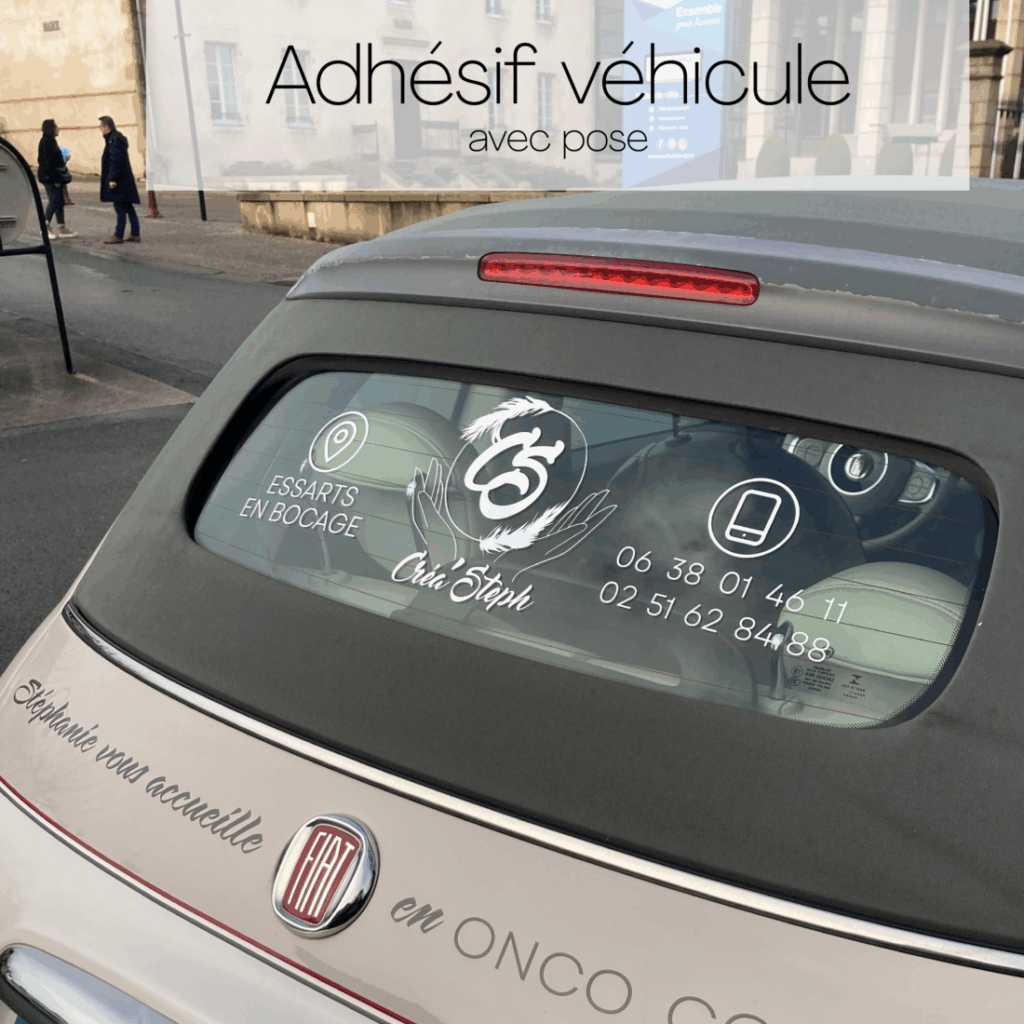 Visuel d'un adhésif pour véhicule posé sur la vitre arrière d'une voiture Fiat, incluant des informations sur les services d'esthétique en bocage offerts par Crea Stéph, avec des numéros de téléphone et un logo.