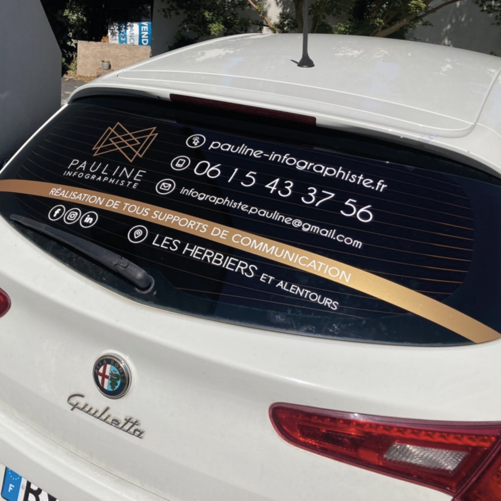 Visuel d'un adhésif pour véhicule sur la vitre arrière d'une Alfa Romeo Giulietta, affichant le logo et les informations de contact de Pauline Infographiste, incluant un numéro de téléphone et une adresse e-mail, ainsi que la mention de la réalisation de tous supports de communication, situé aux Herbiers et alentours.