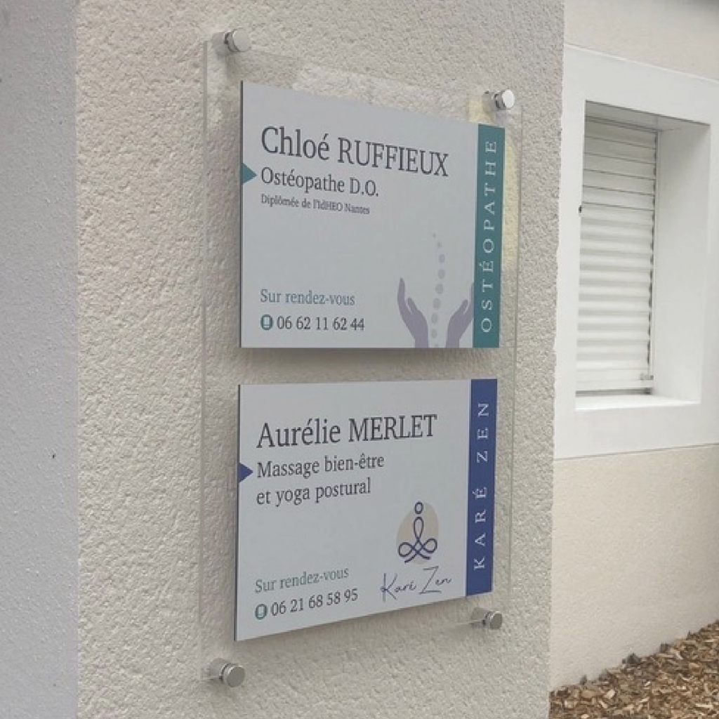 Exemples de plaques professionnelles réalisées par une infographiste pour la rubrique signalétique, affichant les informations de contact et les services de deux professionnels