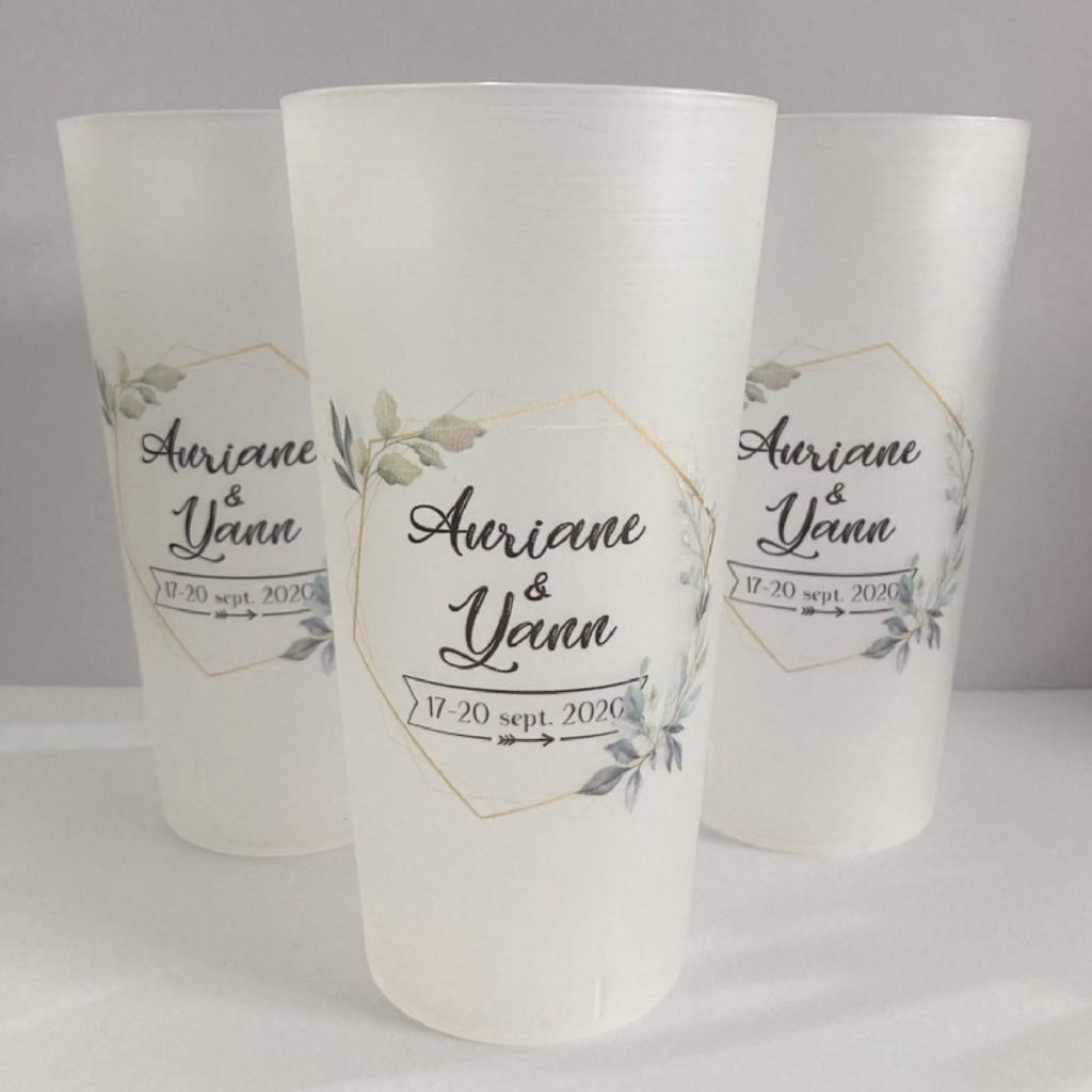 Visuel de gobelets personnalisés pour un mariage, affichant les noms 'Auriane & Yann' et la date '17-20 sept. 2020', décorés avec des motifs floraux et une bordure hexagonale dorée.