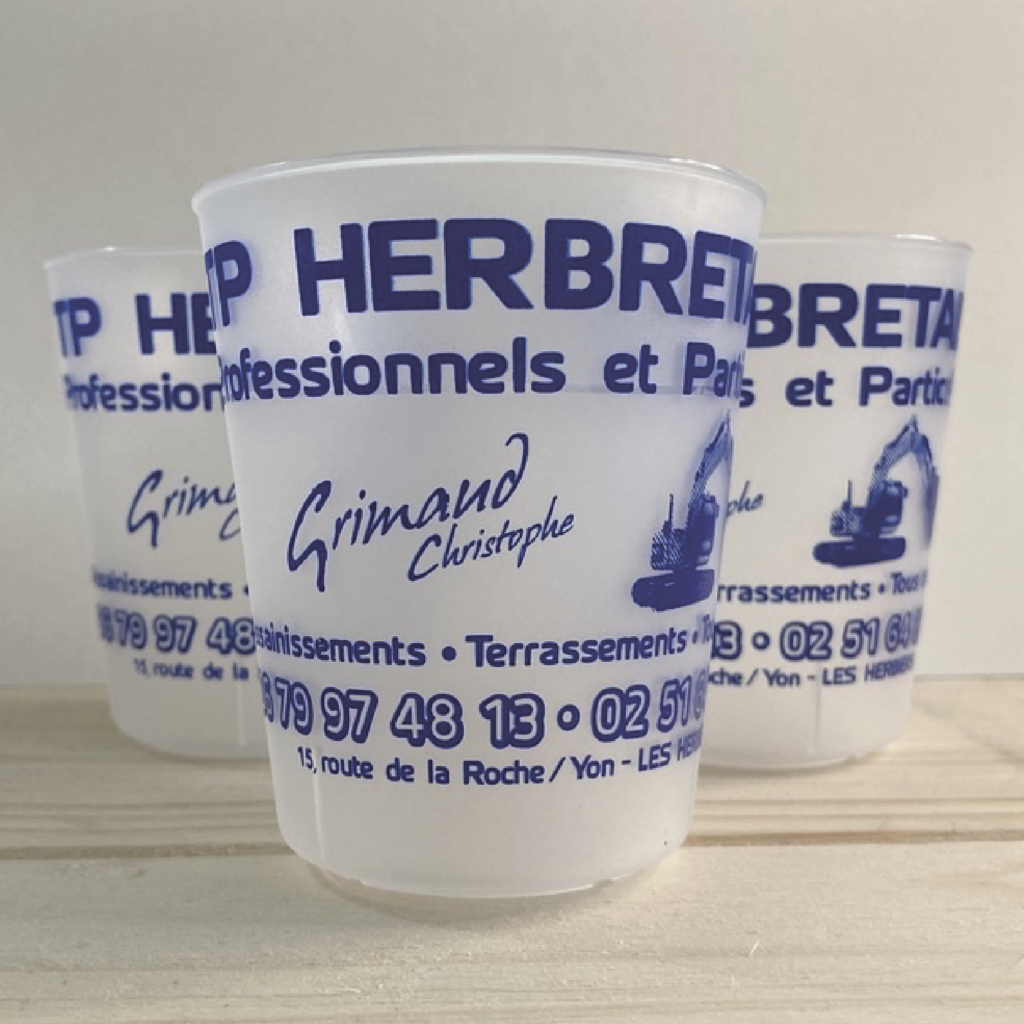 Visuel de gobelets réutilisables personnalisés pour l'entreprise TP Herbreteau, affichant le texte 'Professionnels et Particuliers' ainsi que des informations sur les services de terrassements, avec le nom 'Grimand Christophe' et les coordonnées de l'entreprise.
