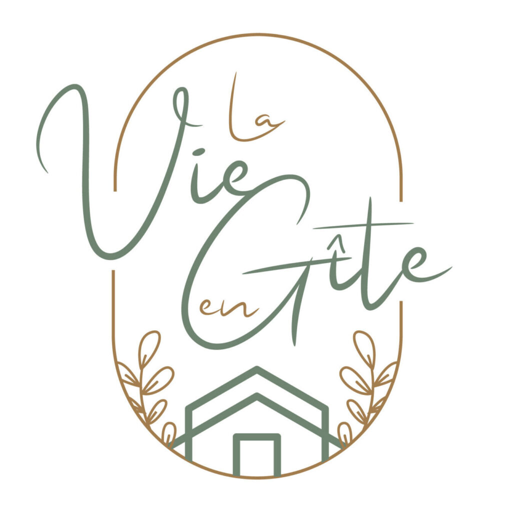 Logo de 'La Vie en Gîte' illustrant une typographie élégante et fluide avec des couleurs vertes et brunes, accompagné d'une illustration minimaliste d'une maison entourée de feuilles, évoquant un cadre de vie paisible et naturel.