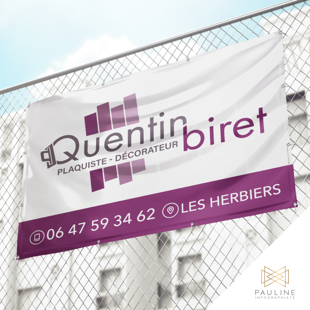 Visuel d'une bannière microperforée pour Quentin Biret, plaquiste et décorateur, affichant le logo de l'entreprise et l'emplacement aux Herbiers.