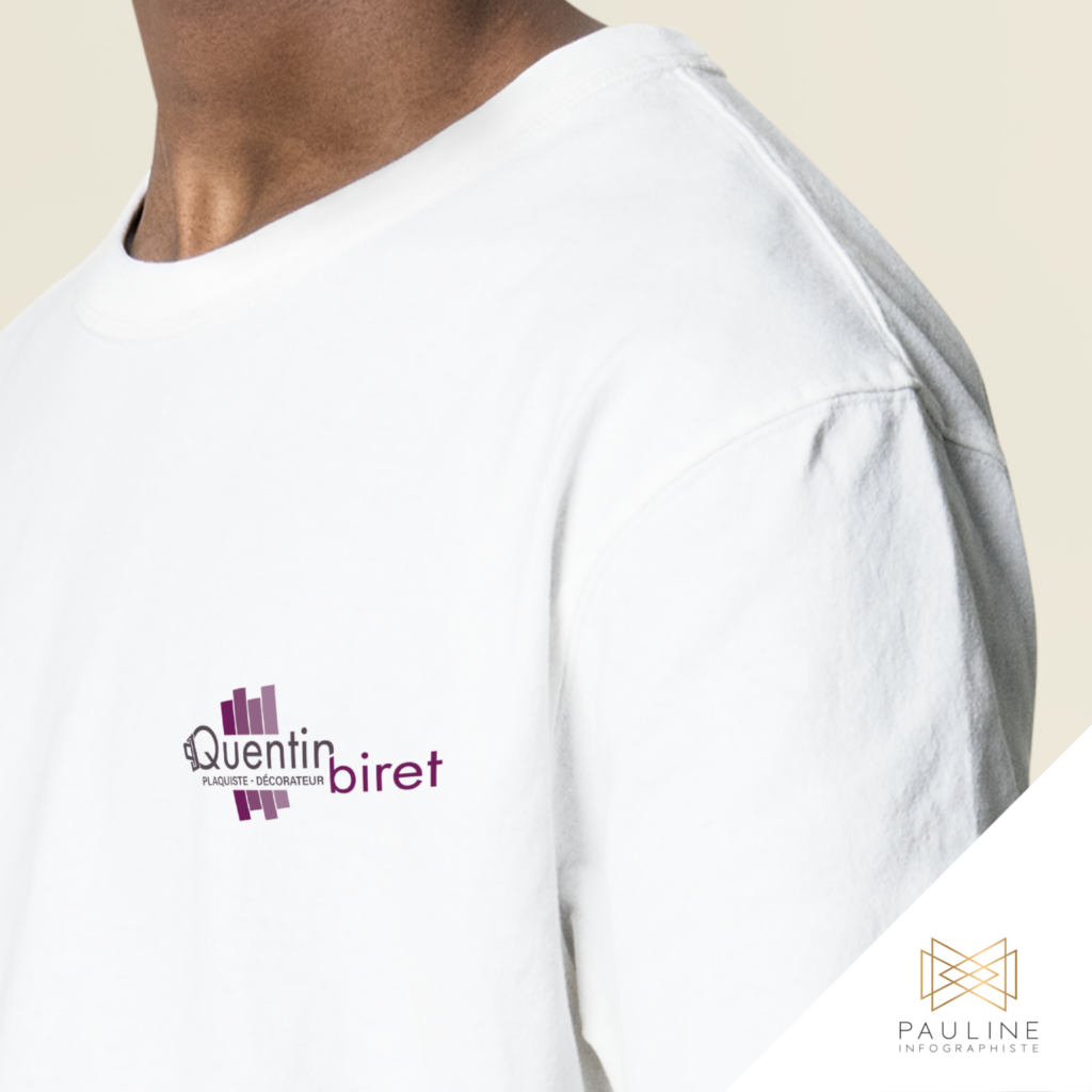 Visuel d'un t-shirt blanc portant l'impression du logo de Quentin Biret, plaquiste et décorateur, situé sur la poitrine gauche.