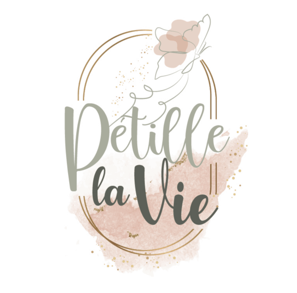 Logo de l'entreprise 'Pétille la Vie' illustrant une typographie élégante et artistique avec des couleurs pastel, accompagné d'une fleur délicate et de paillettes dorées, évoquant la joie et la célébration de la vie.