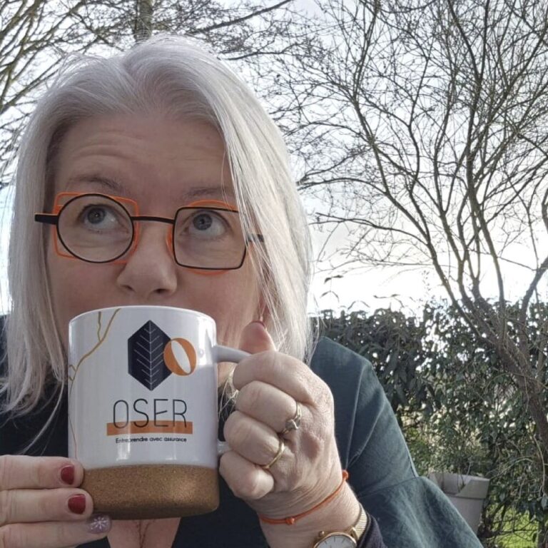 Une personne tenant une tasse personnalisée avec le logo 'OSER Entreprendre avec assurance', illustrant l'utilisation de goodies personnalisés pour promouvoir une marque ou une entreprise.