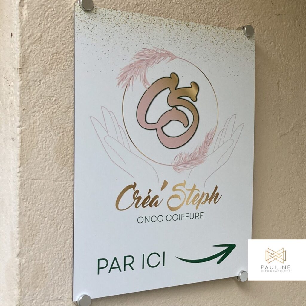 Panneau mural décoratif pour Créa'Steph Onco Coiffure, indiquant la direction avec une flèche verte et le texte 'Par Ici', accompagné d'un logo élégant et de mains stylisées.