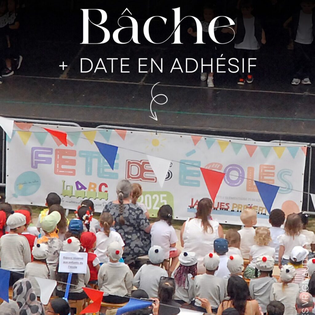 Bâche décorative pour la fête des écoles avec des enfants et des enseignants assis devant, affichant le texte 'Fête des Écoles' et l'année '2025' en adhésif, avec des décorations colorées et des guirlandes.